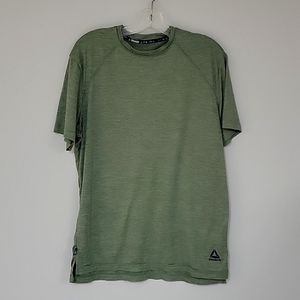 Reebok size M Forest Green t shirt